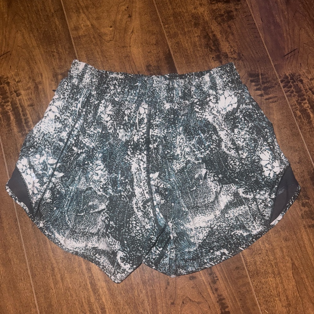 lululemon shorts 2.5 (slight defect) size 6